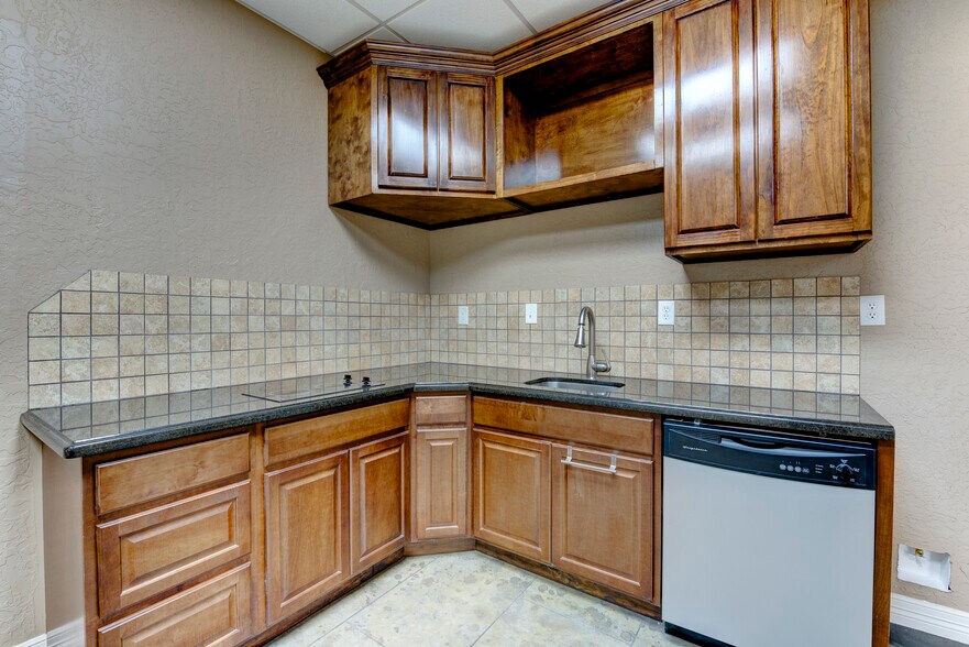 More Photos Of 11180 Cox Rd, Conroe Warehouse For Lease