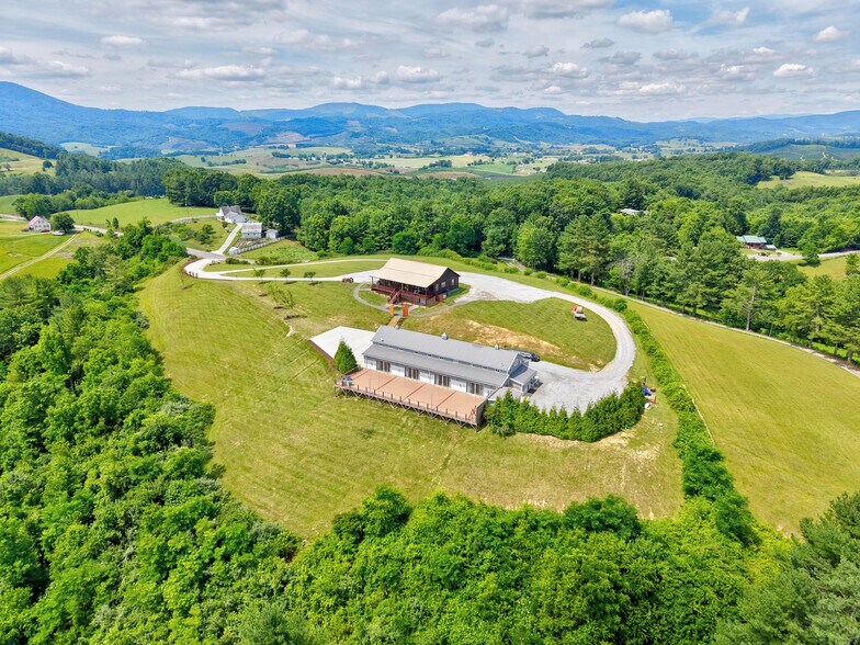 More Photos Of 639 Wagon Wheel Rd, Elk Creek Lodge Meeting Hall For Sale