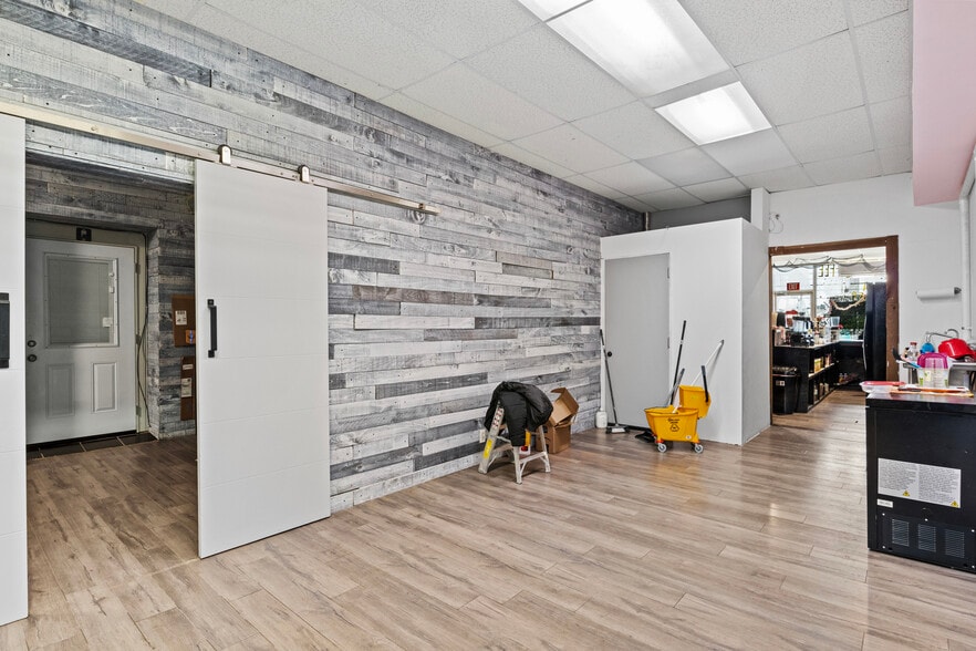 More Photos Of 1415-1419 Leestown Rd, Lexington General Retail For Sale