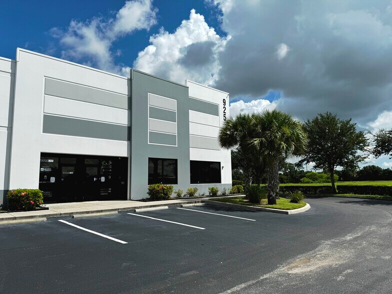 Primary Photo Of 925 E Industrial Cir, Cape Coral Light Distribution For Lease