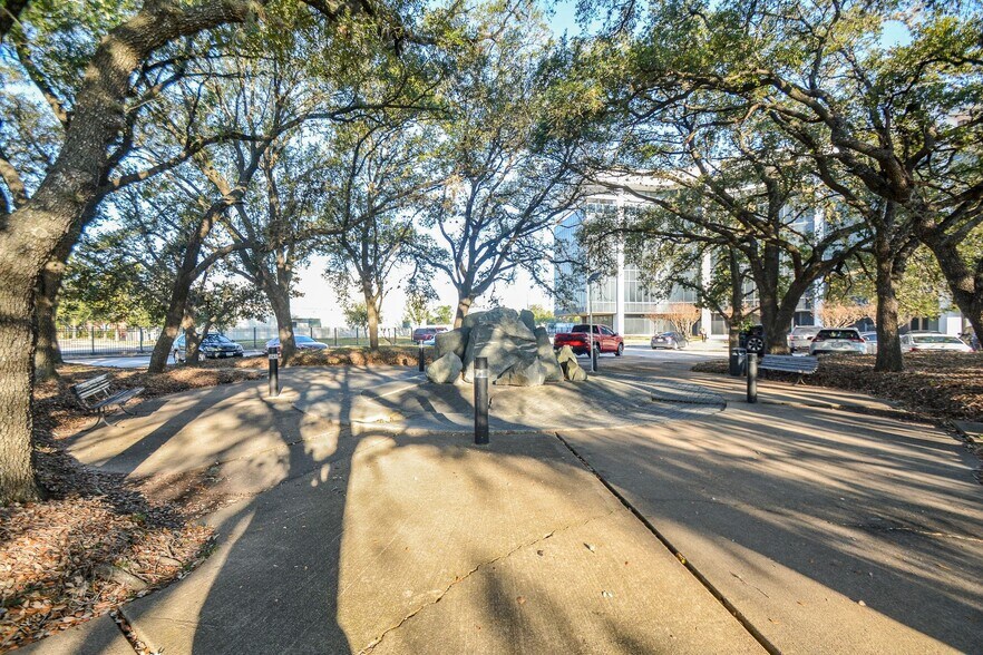 More Photos Of 6100 Corporate Dr, Houston Office For Sale