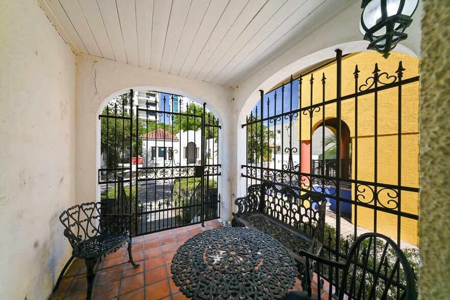 More Photos Of 411 Burns Ct, Sarasota Office For Sale
