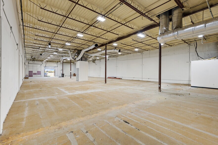 More Photos Of 10823 Sanden Dr, Dallas Flex For Lease