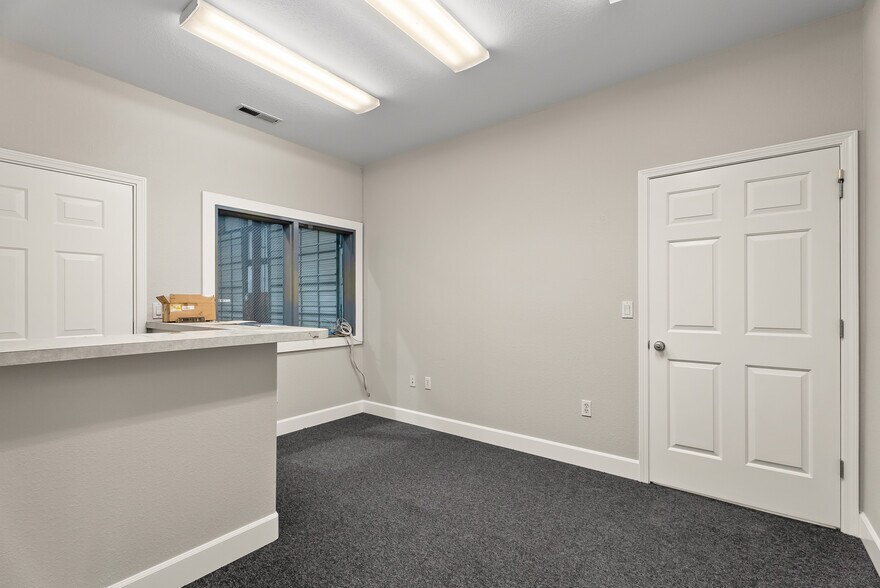 More Photos Of 180 Weyerhaeuser Dr N, Roseburg Warehouse For Sale