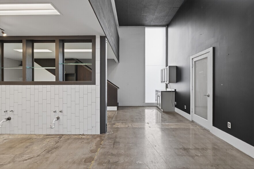 More Photos Of 1895 E Main St, Ventura General Retail For Sale