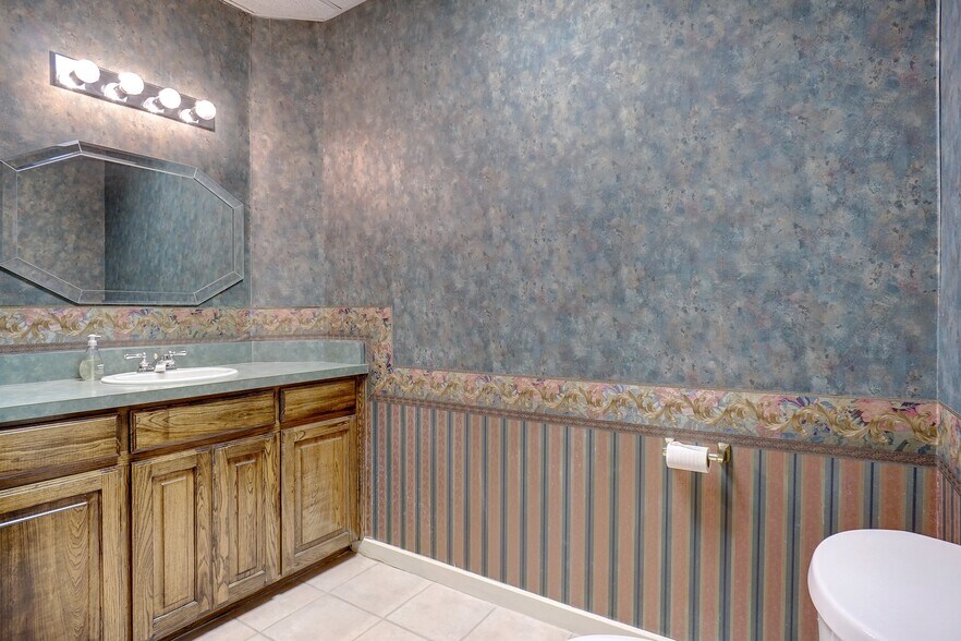 More Photos Of 1303 Northwest Hwy, Garland Office For Lease