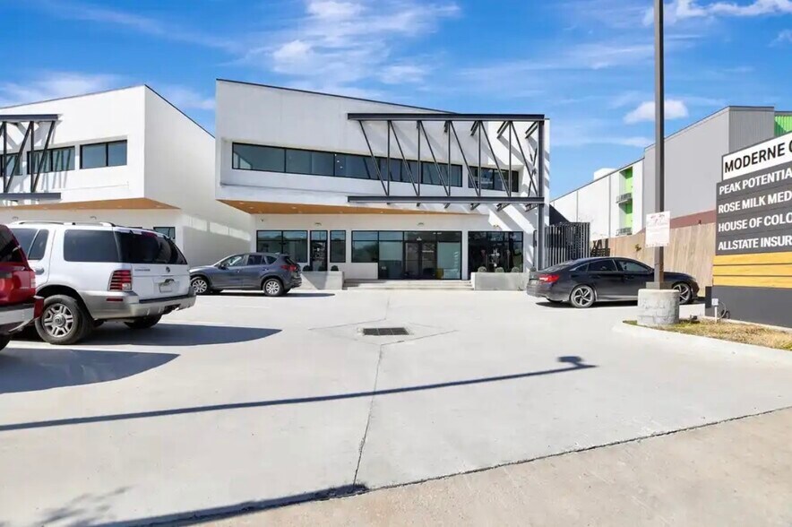 More Photos Of 6815 N Main St, Houston Unknown For Lease