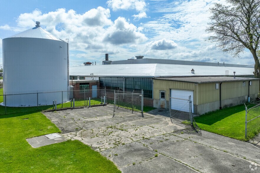 More Photos Of 1900 Pleasant St, Dekalb Manufacturing For Lease