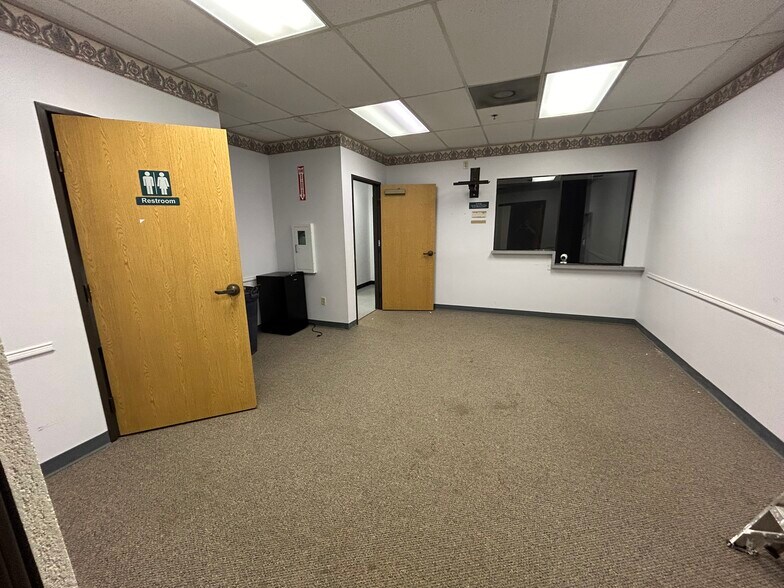 More Photos Of 3215 W Oak St, Palestine Medical For Lease