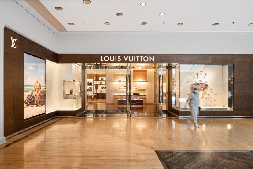More Photos Of 97 Plaza Frontenac, Saint Louis Unknown For Lease