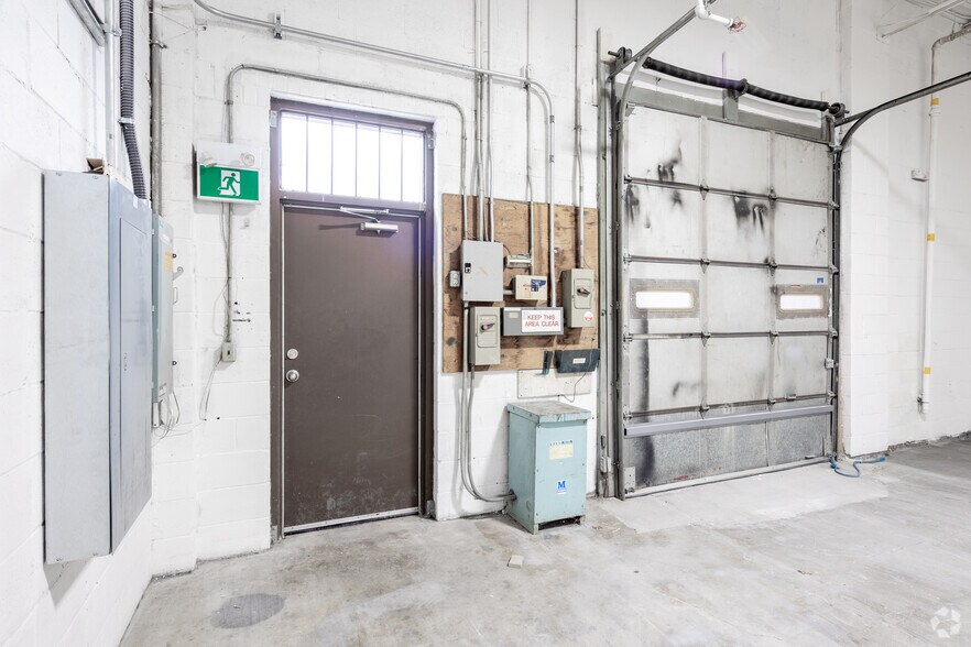 More Photos Of 270, 300, 330 Esna Park Dr, Markham Service For Sale