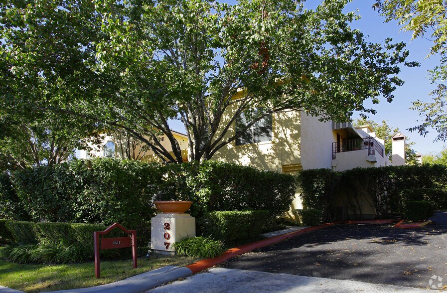 More Photos Of 207 Grandview Pl, San Antonio Apartments For Sale