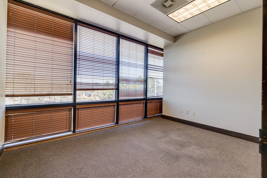 More Photos Of 2500 N 7th St, West Monroe Office For Lease