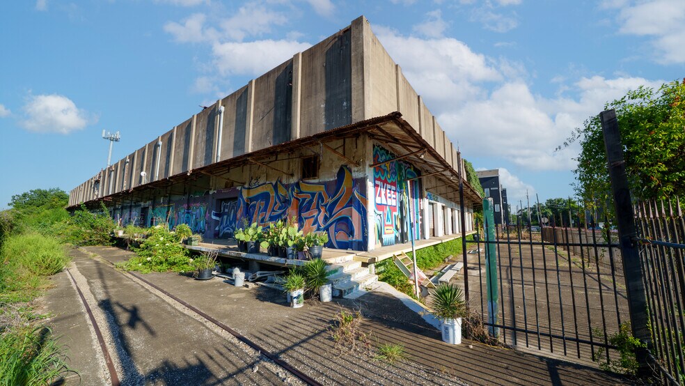 More Photos Of 421 Schweikhardt St, Houston Industrial For Sale