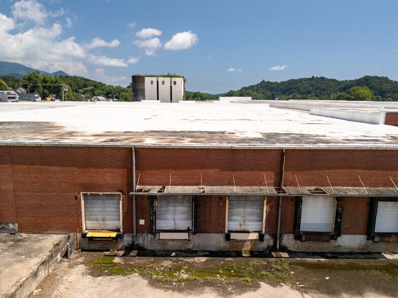 More Photos Of 144 Water st, Old Fort Warehouse For Lease