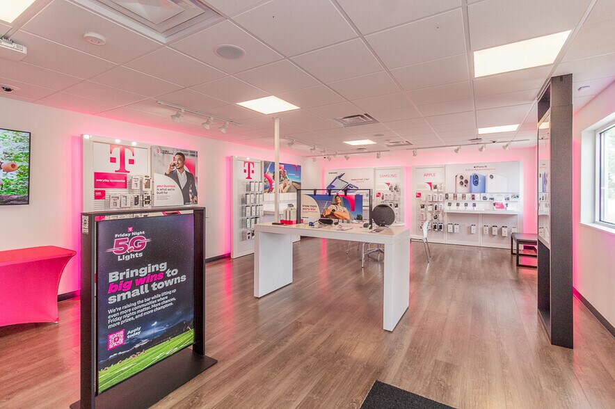 More Photos Of 1186 N Shawano St, New London General Retail For Lease