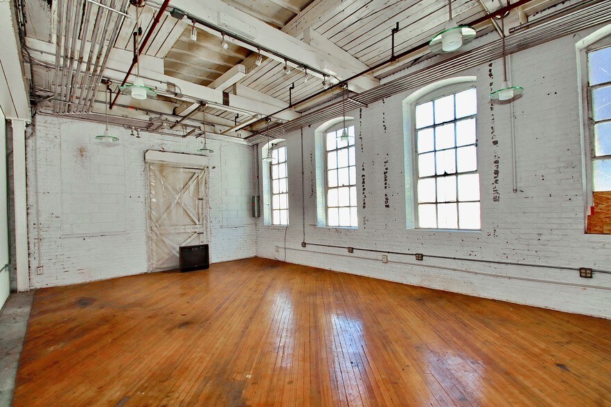 More Photos Of 540 39th St, Union City Warehouse For Lease