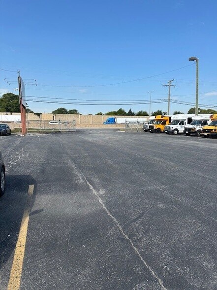 More Photos Of 16725 Van Dam Rd, South Holland Auto Repair For Lease