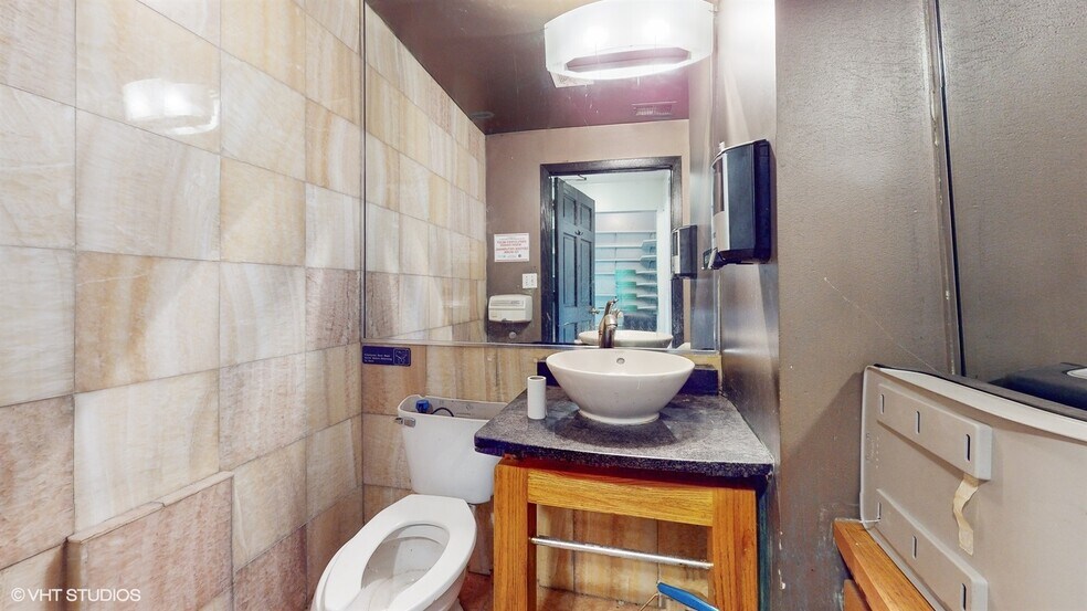 More Photos Of 2500 N Ashland Ave, Chicago Restaurant For Lease