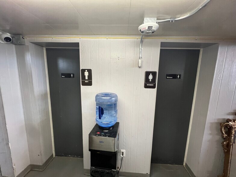 More Photos Of 7829-7839 W Grand Ave, Elmwood Park Warehouse For Sale