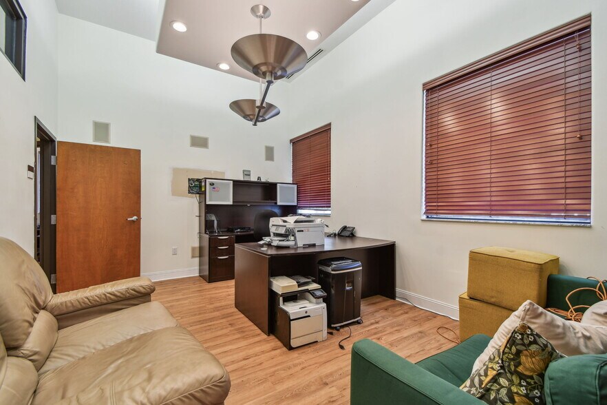 More Photos Of 10901 Danka Cir N, Saint Petersburg Office For Sale