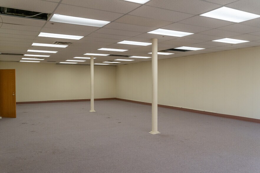 More Photos Of 1575 Lake St, Elmira Manufacturing For Lease