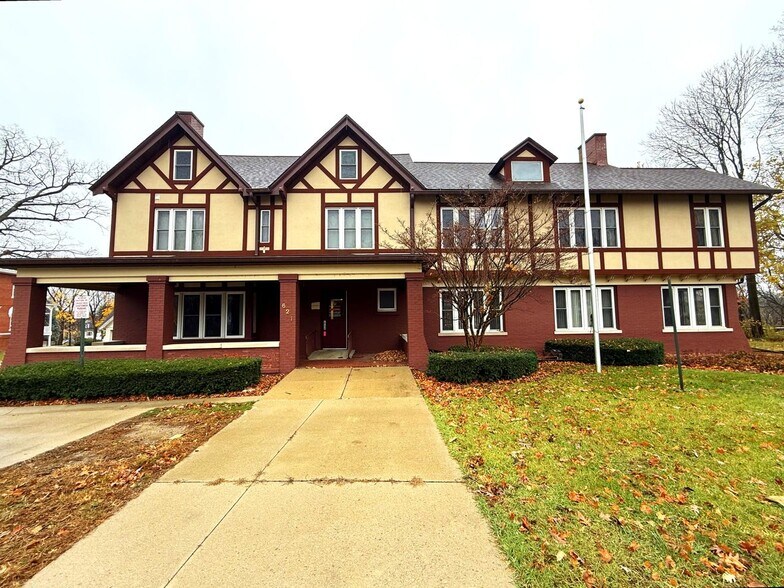 Primary Photo Of 621 W Oliver St, Owosso Medical For Lease