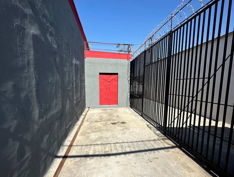 More Photos Of 3361 Union Pacific Ave, Los Angeles Warehouse For Sale