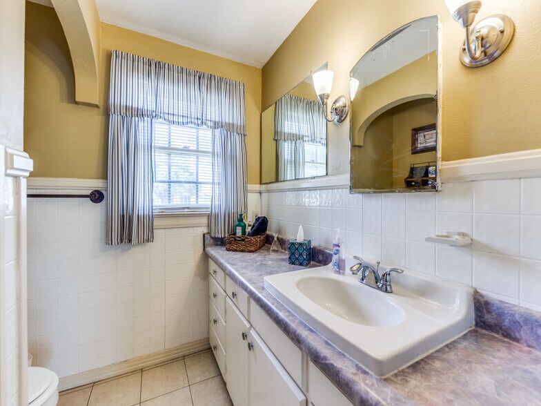 More Photos Of 206 Sherwood Dr, San Antonio Office Residential For Lease