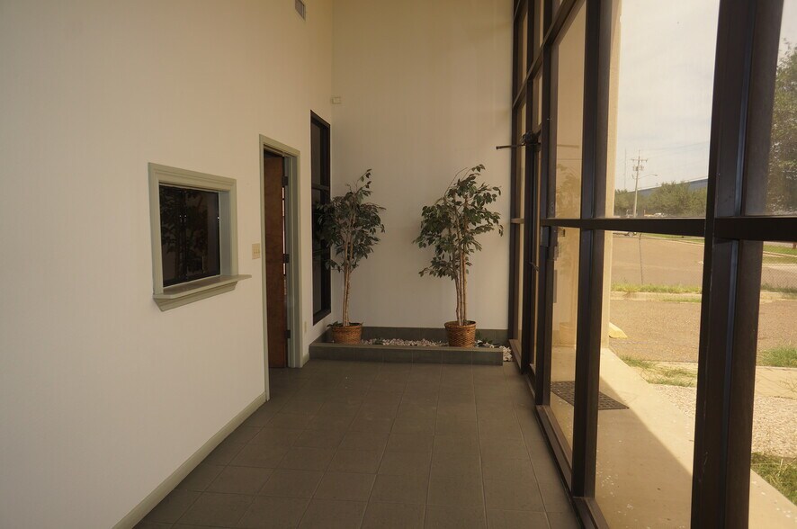 More Photos Of 8406 Amparan Rd, Laredo Warehouse For Lease