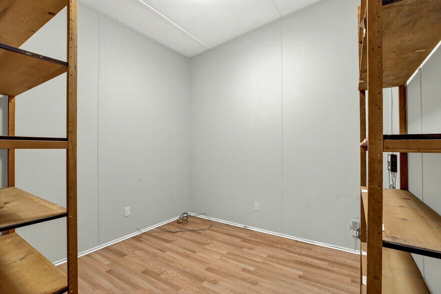 More Photos Of 218 Deborah Dr, New Braunfels Warehouse For Lease