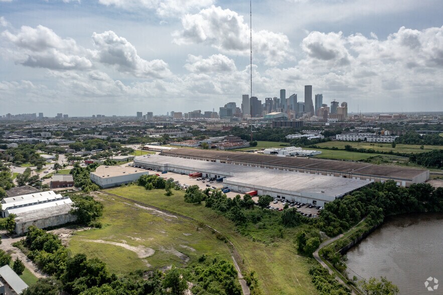 More Photos Of 3405 Navigation Blvd, Houston Manufacturing For Lease