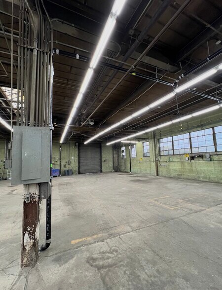 More Photos Of 401 Hunts Point Ave, Bronx Warehouse For Lease