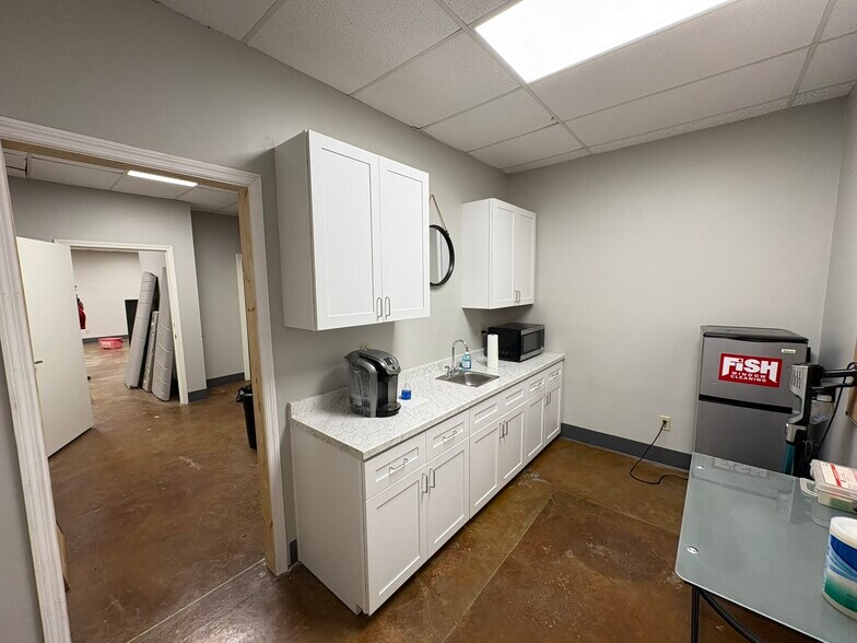 More Photos Of 3360 Raymond Diehl Bus Lane Rd, Tallahassee Showroom For Lease