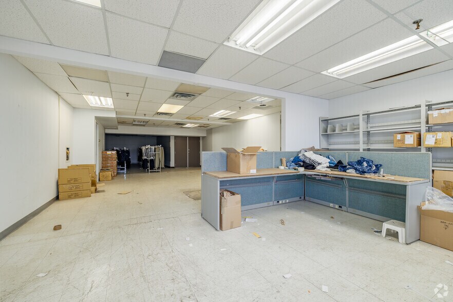 More Photos Of 1280 Boul Jules-Poitras, Montréal Warehouse For Lease