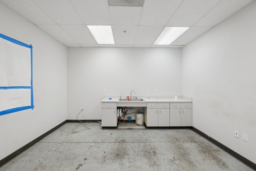 More Photos Of 8100 Kempwood Dr, Houston Manufacturing For Lease