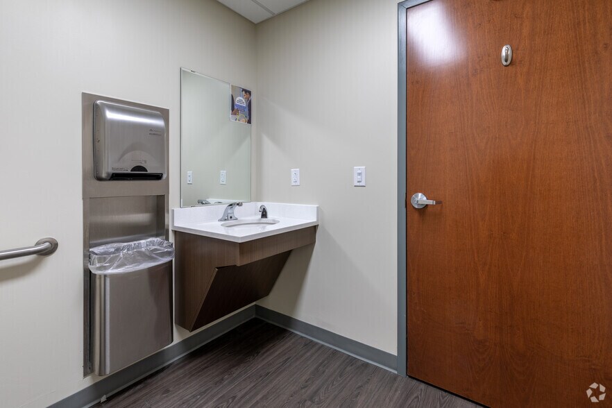 More Photos Of 160 N Eagle Creek Dr, Lexington Medical For Lease