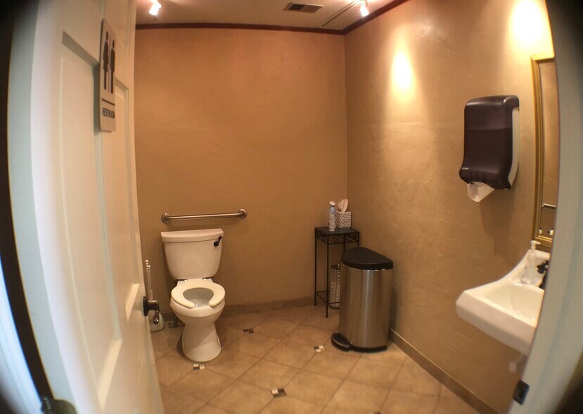 More Photos Of 1013 N Main St, Oshkosh Office For Sale