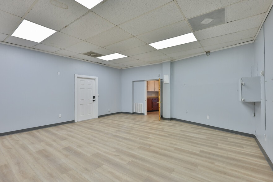 More Photos Of 1801 28th St N, Saint Petersburg Showroom For Sale