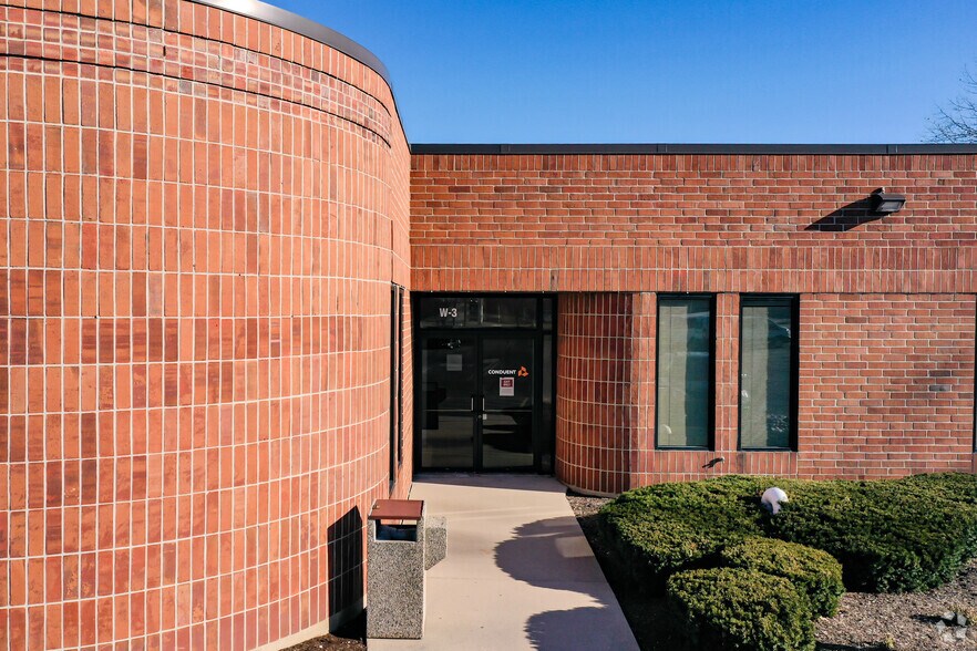 More Photos Of 191 S Gary Ave, Carol Stream Light Distribution For Lease