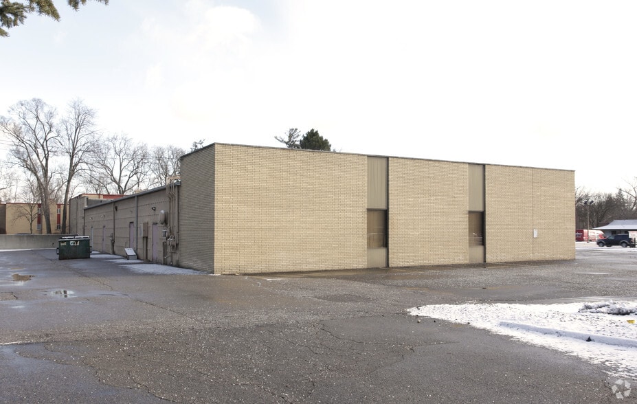 More Photos Of 16325-16349 Middlebelt Rd, Livonia Freestanding For Lease