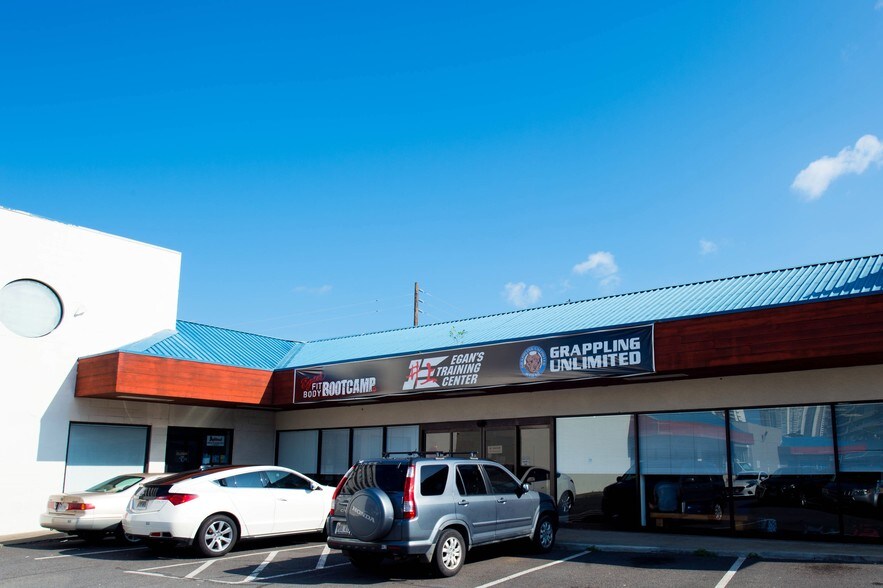 More Photos Of 2700 S King St, Honolulu Unknown For Lease