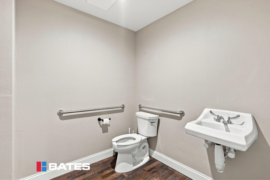 More Photos Of 901 E Johnson St, Waco Service For Sale
