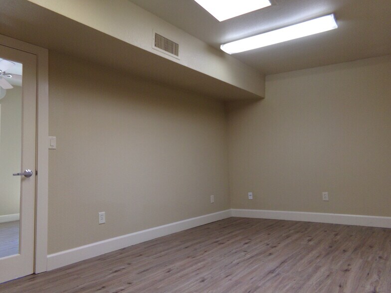 More Photos Of 9792 Highway 99, Live Oak Office For Lease