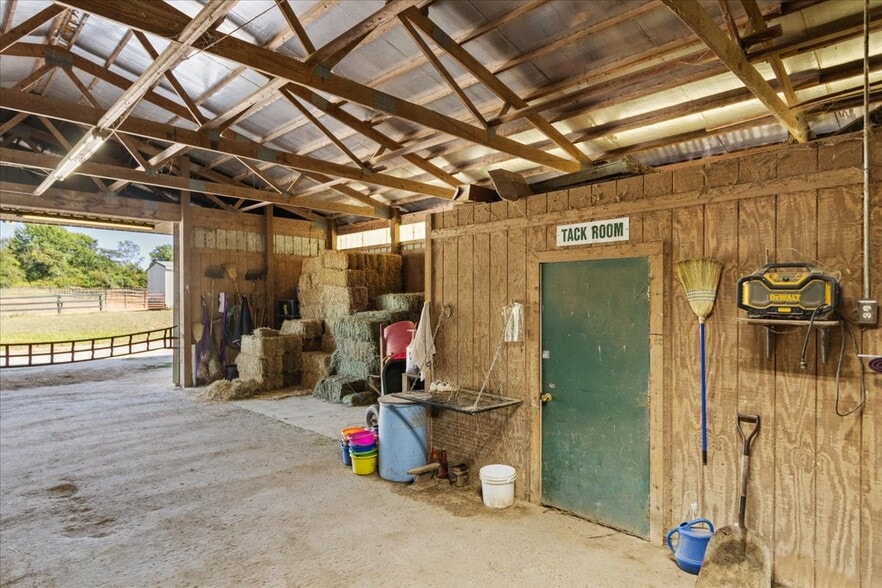 More Photos Of 7233 National Rd, Thornville Horse Stables For Sale