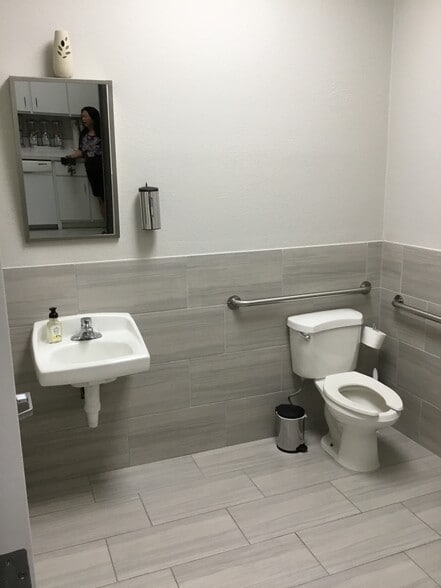 More Photos Of 385 W Main St, Lewisville Office For Lease
