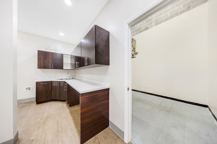 More Photos Of 11965 SW 142nd Ter, Miami Light Distribution For Lease