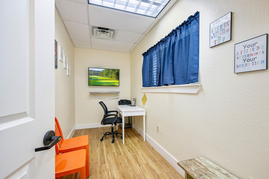 More Photos Of 140 Paloma Dr, Floresville Office For Sale
