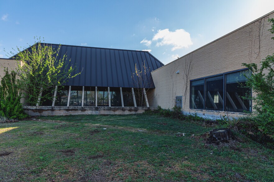 More Photos Of 3200 E Memorial Rd, Edmond Medical For Sale