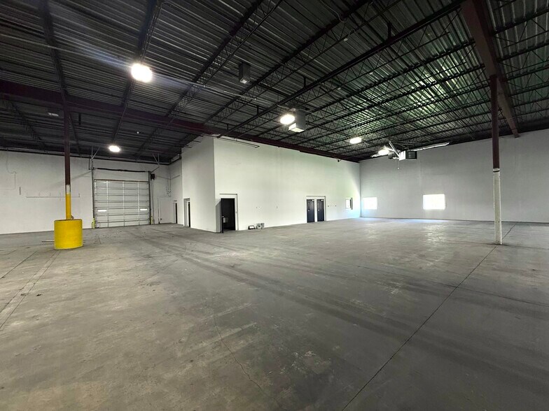 More Photos Of 990-1030 Freeway Dr N, Columbus Warehouse For Lease